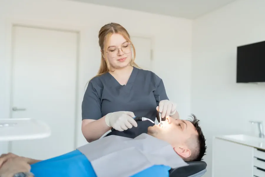 Behandlung eines Patienten durch eine Mitarbeiterin